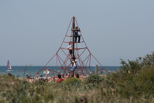 Jocs infantils a la platja de Gavà Mar (Fotografia: FLICKR)